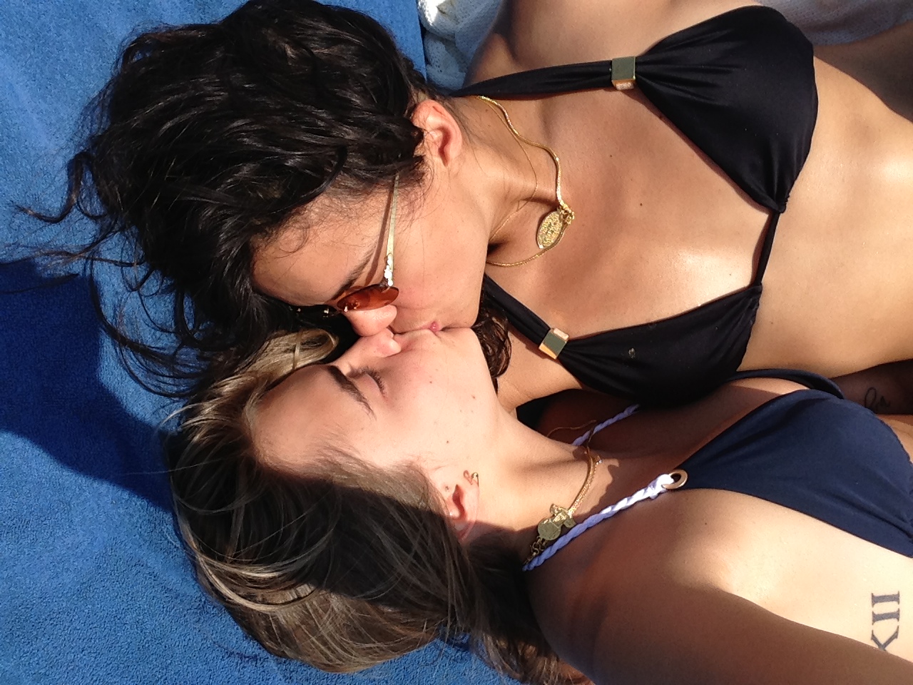 Rihanna kissing a girlfriend