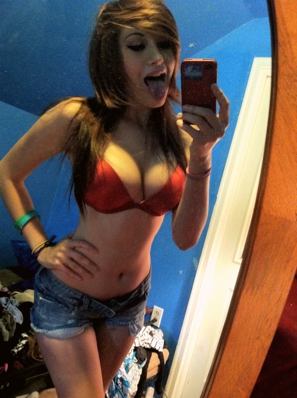 Horny Selfshot Amateur Teen Showing Off Naked-02