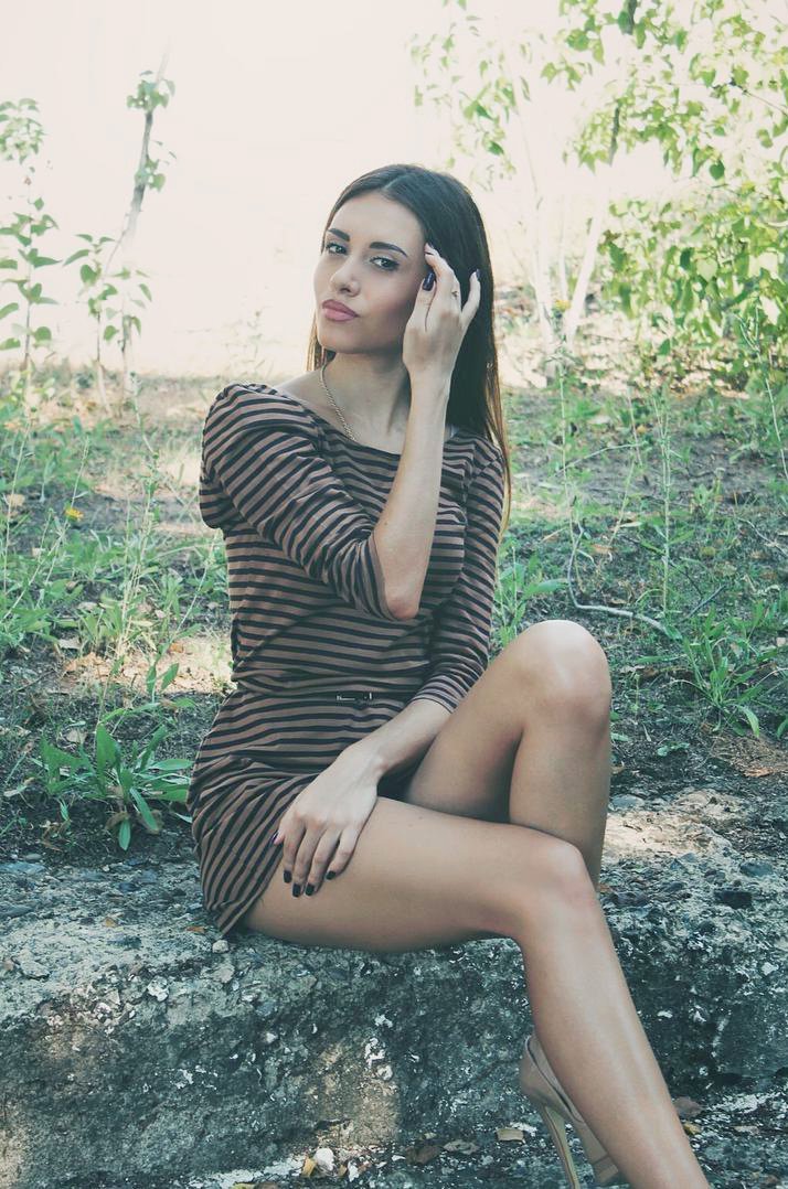Leggy fuckdoll bimbo posing on a spot outdoors