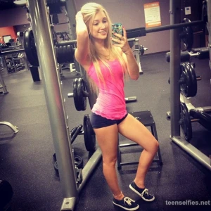 Fit blonde NN selfie