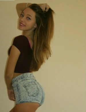 Jeune fille dans un super short