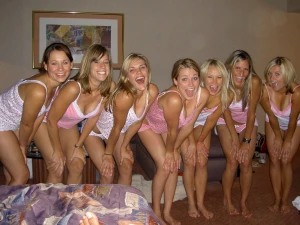Groupies downblouse