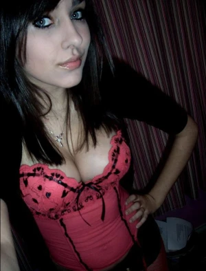Sexy babe takes a selfie
