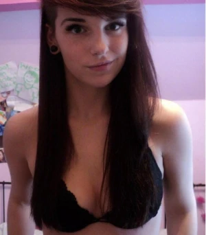 Natural amateur babe has pretty tits in black bra