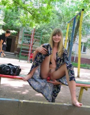 these woman loves to show themselfs in public (30 pics)