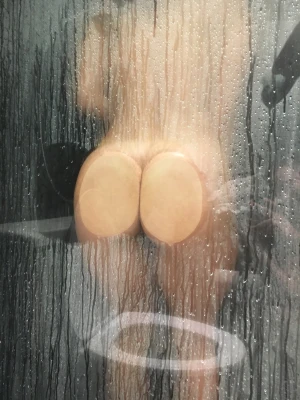 Big ass amateur in shower