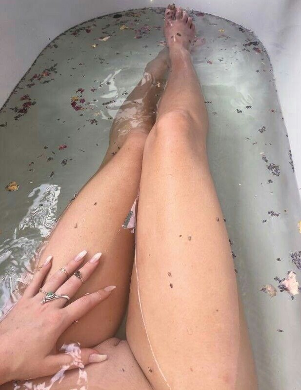 Heyy I'm in the tub geez