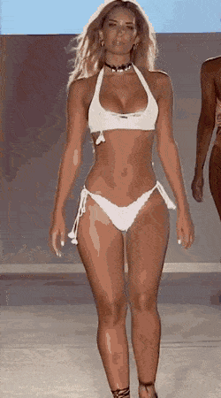 babe in bikini