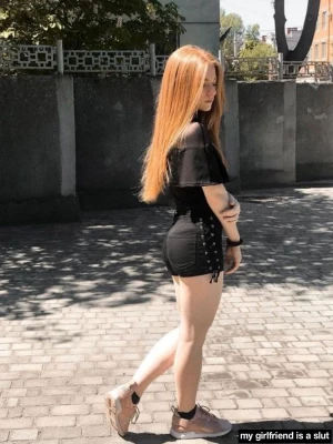 Hot yng redhead in sexy black shorts