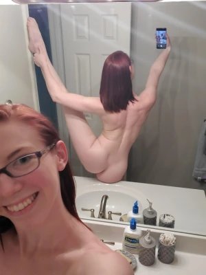 Beautiful Redhead Flex Selfie