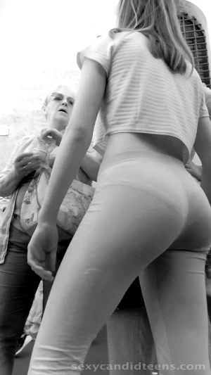 visible panties under tight leggings img 2/5