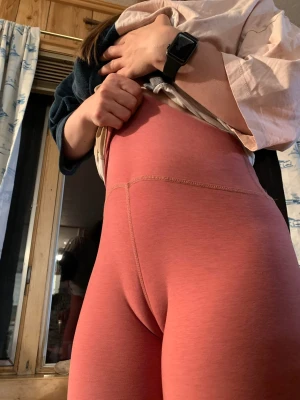 Onlywedgiez gives self pussy wedgie
