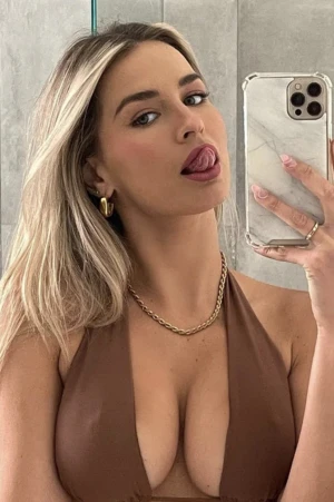 Maddie w her tongue out