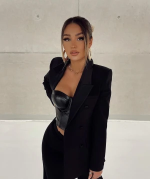 @_cocoxe showing het tit
