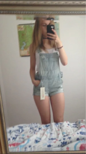 her legs look so juicy in that outfit