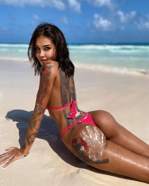 I wanna spank that sexy tanned ass