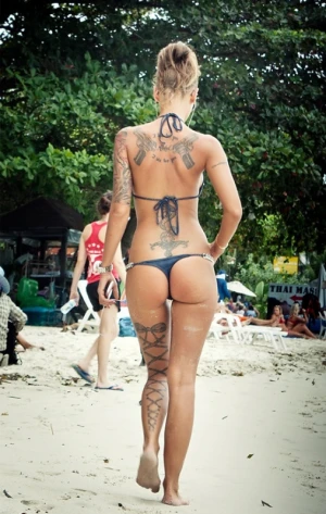 Hot blonde fit body in awesome pic